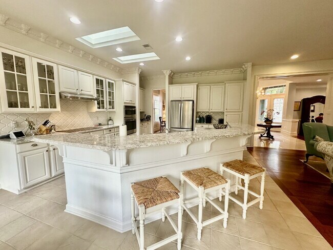 Building Photo - Spacious Beautifully Appointed Two Bedroom...