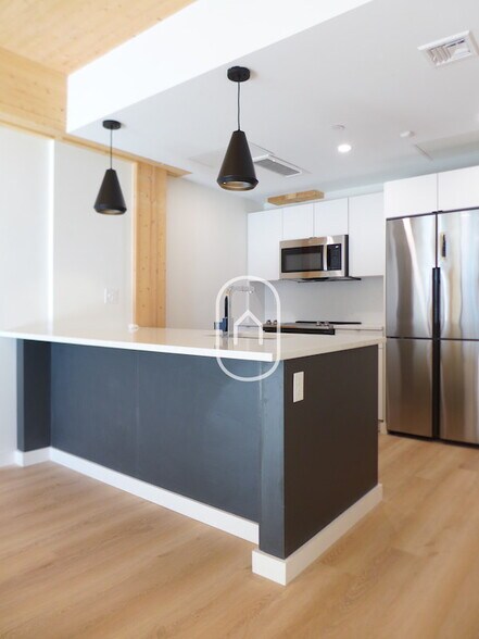 Building Photo - 47 Thorndike St