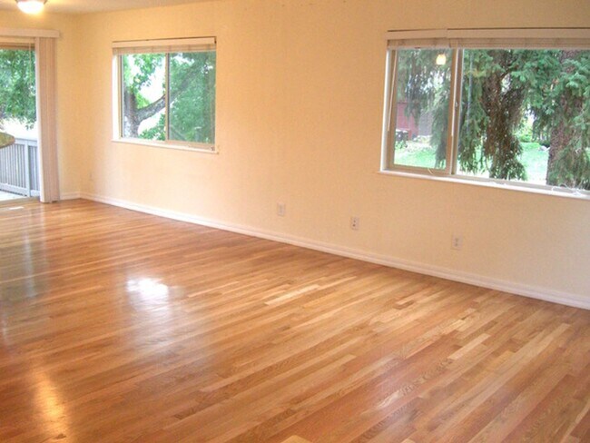 Building Photo - Beautiful 4 Bedroom Split-Level Home with Fenced Yard