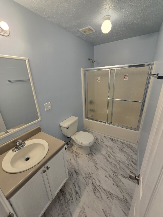 Building Photo - "Charming 4-Bed, 3-Bath Home with 1,500 Sq...