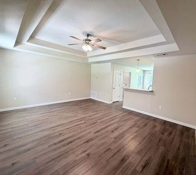 Building Photo - 5890 Daffodil Dr