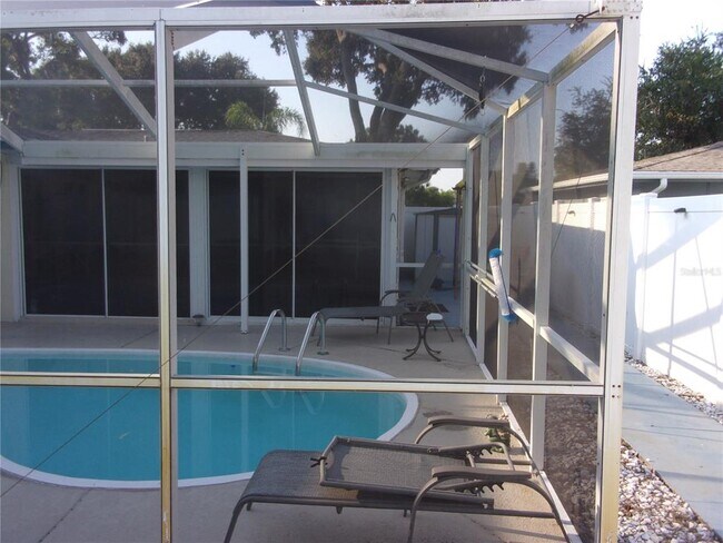 Building Photo - 1712 Suffolk Dr