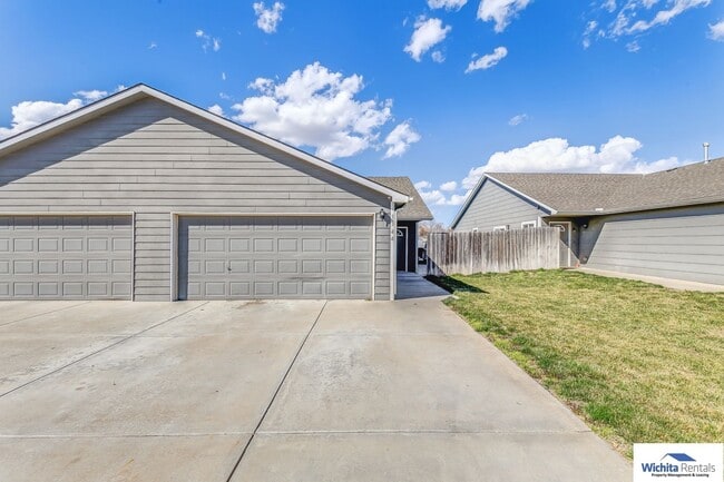 Building Photo - 3 bedroom, 2 bath duplex