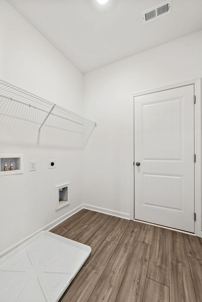 Building Photo - Victoria Heights - 5 bedroom -For Rent $2350