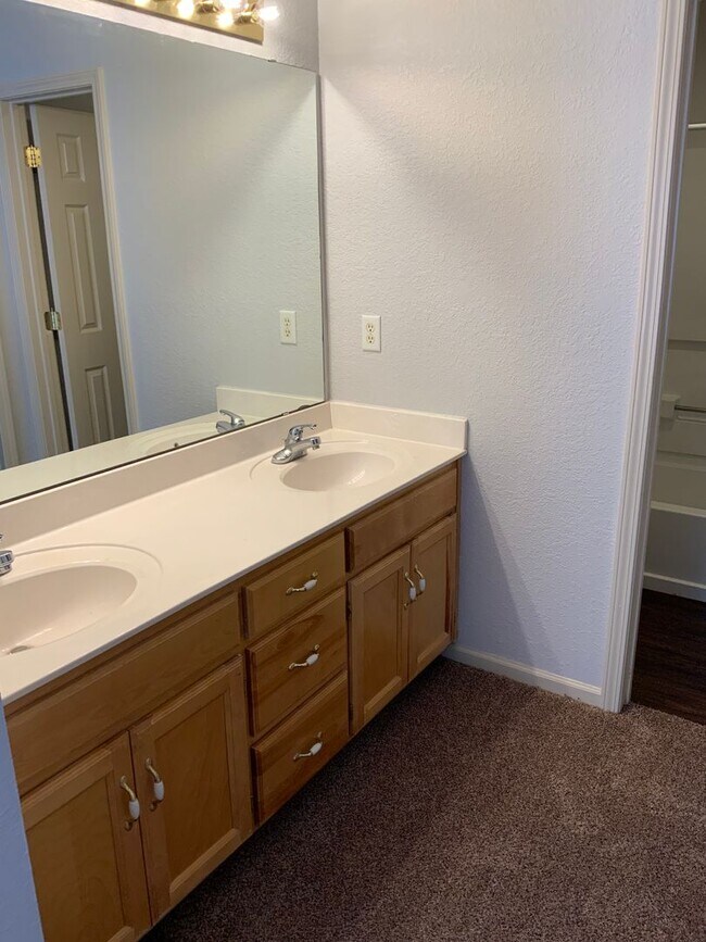 Building Photo - 424-424 Eisenhower St