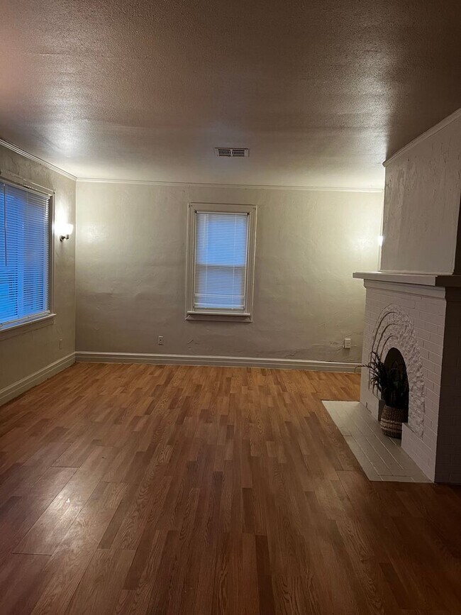 Building Photo - 1613 E Park Pl