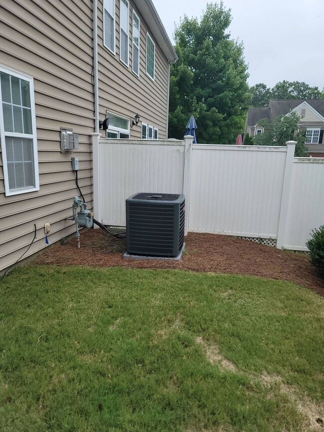 Building Photo - Nice Townhome off Providence Rd/485 South