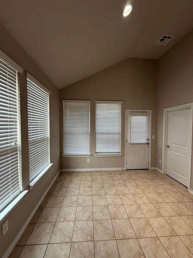 Building Photo - Beautiful 4 Bedroom Home in Mustang Schools