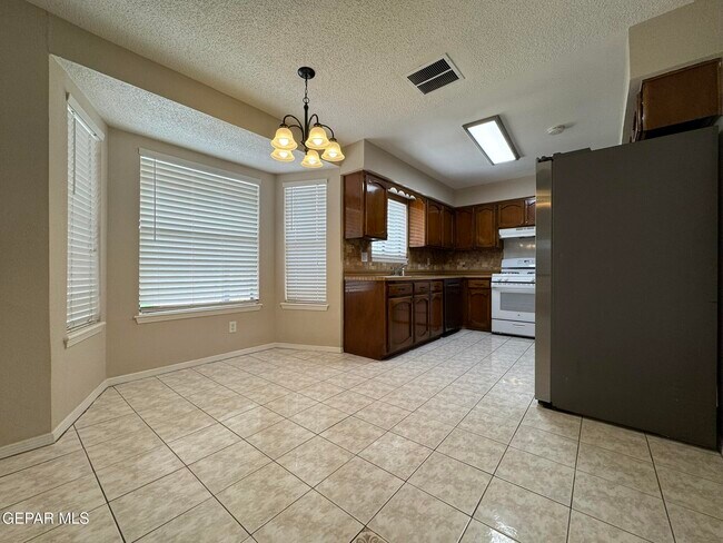 Building Photo - 701 Espolon Dr