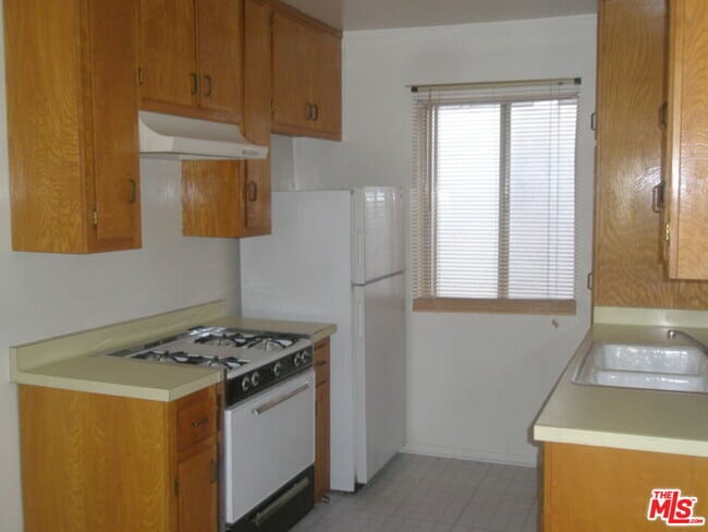 Building Photo - 1166 Amherst Ave