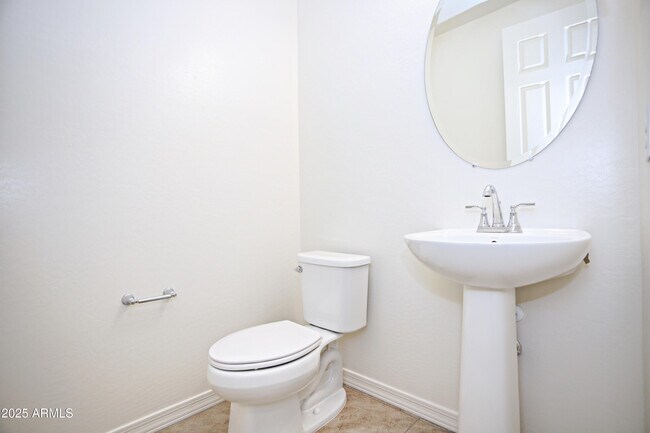 Building Photo - 831 W Finch Dr