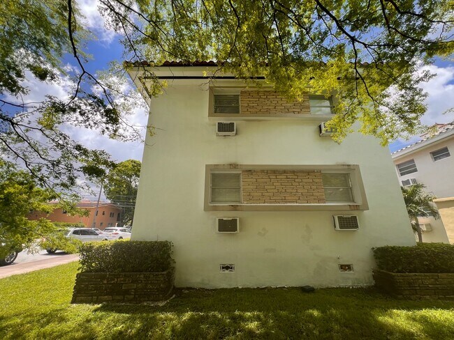Building Photo - 1700 Galiano St