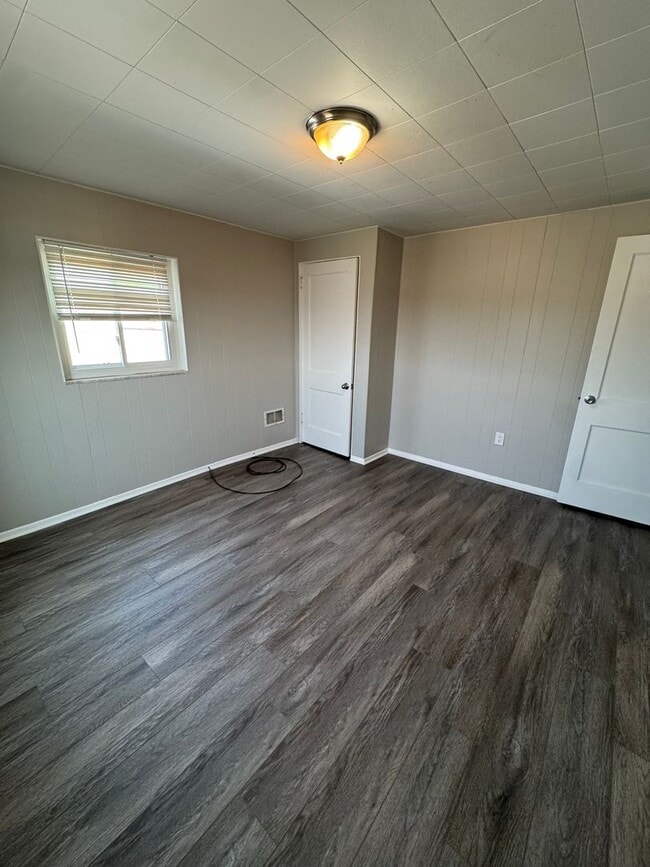 Building Photo - 4 Bedroom 2 Bath in Mckees Rocks!