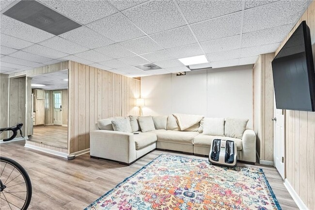 Building Photo - 3201 Lakeridge Dr SE