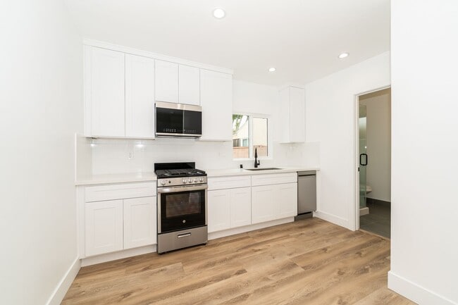 Building Photo - 7020 Schroll St