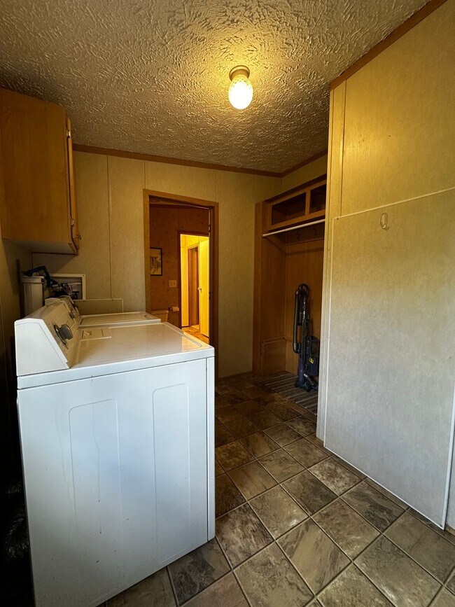 Building Photo - Spacious 4 bedroom/2 bath home for rent - ...