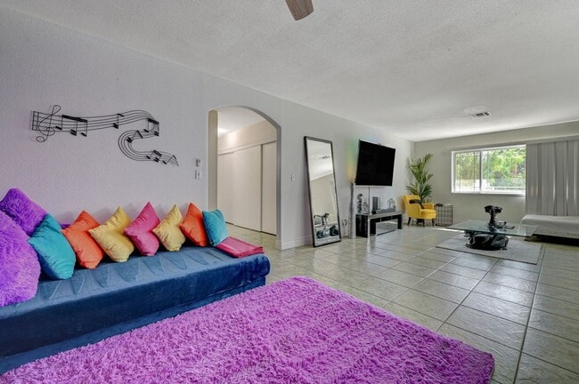 Building Photo - Beautiful single-story custom home featuri...