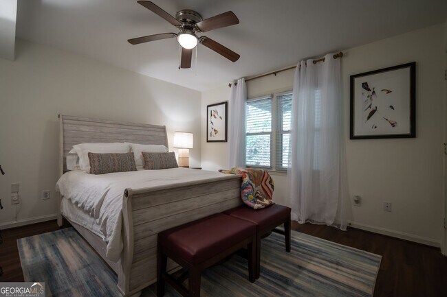 Building Photo - 210 E Cloverhurst Ave