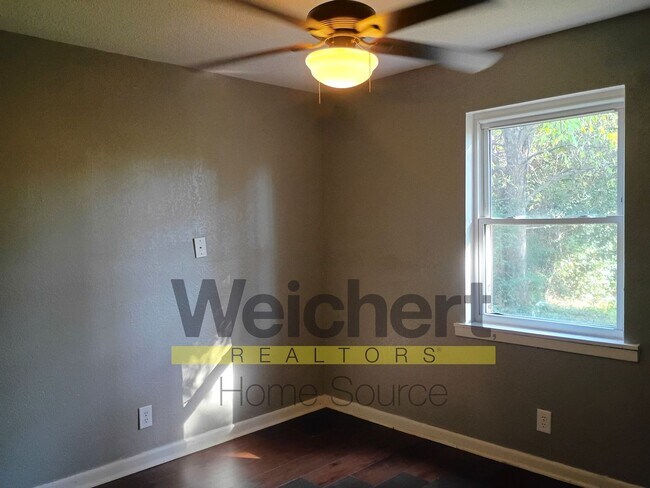 Building Photo - Charming 3-Bed Home with Fenced Yard and Carport