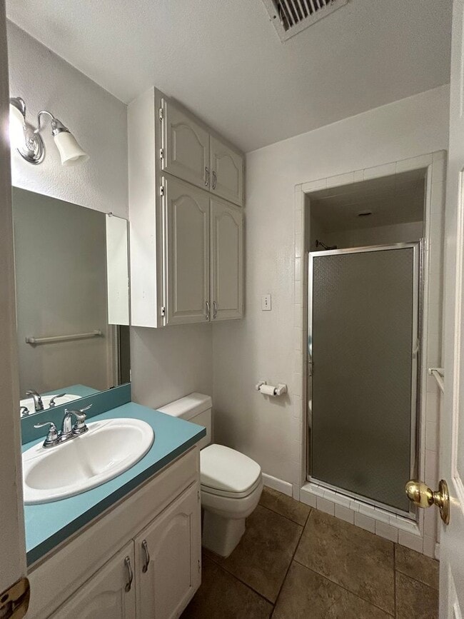 Building Photo - Beautiful Large Family Home!!!