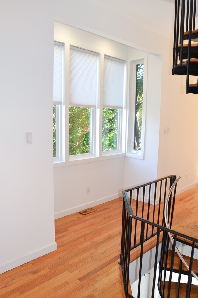 Second floor alcove with large windows - 816 N Pennock St