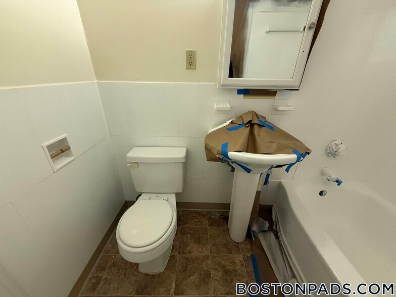 Building Photo - 550 Belmont St