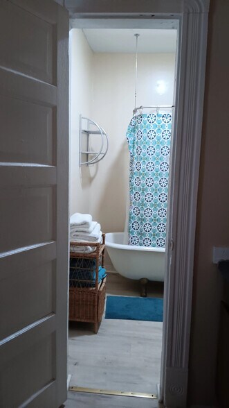 Clawfoot tub with Shower ring - 1934 Fern St