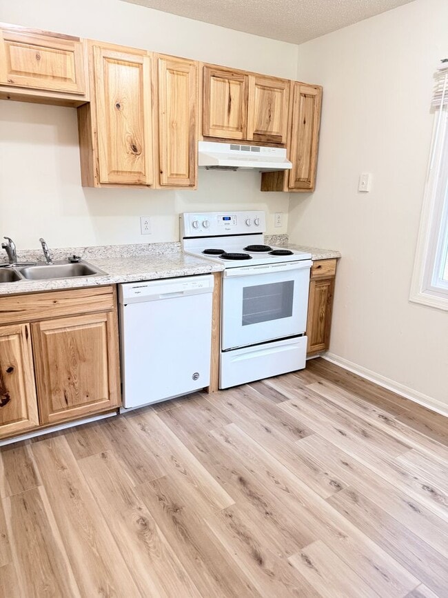 Building Photo - Weston Ridge E