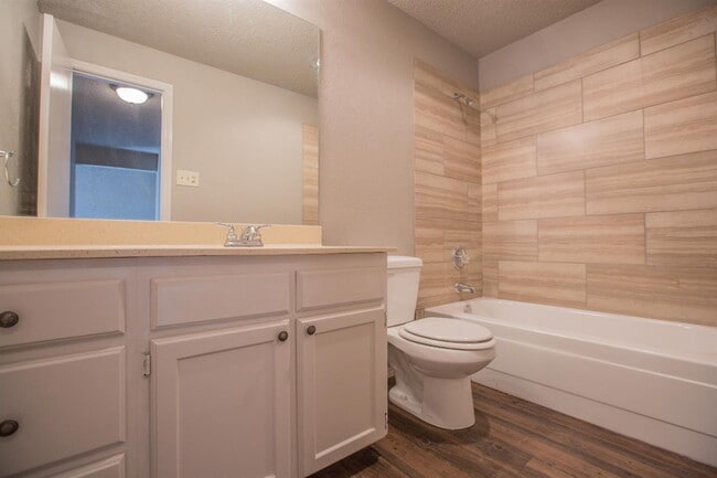 Building Photo - Available to Pre-Lease! Recently Updated 3 Bedroom!