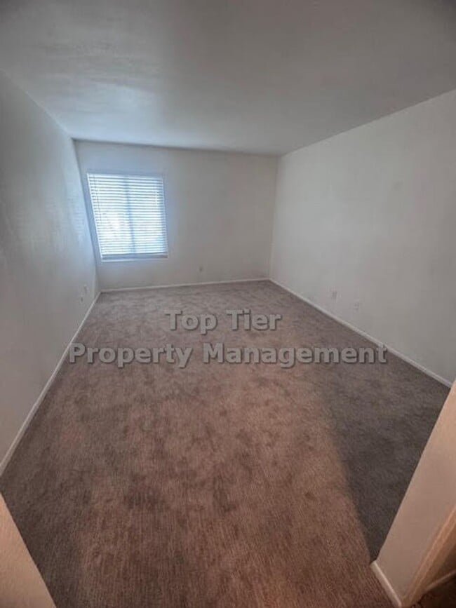 Building Photo - Rare Lower Unit with Stunning Views & In-Unit Laundry