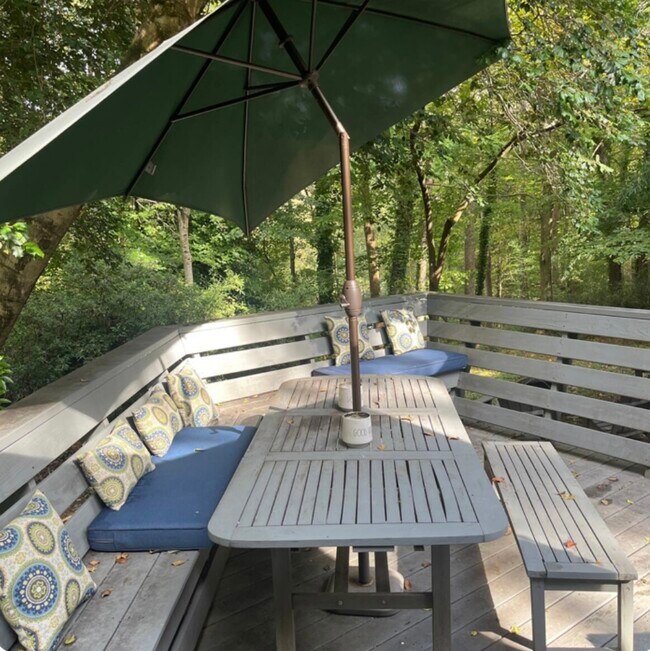 Building Photo - 914 Crestwood Ln