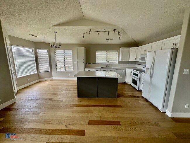 Building Photo - Legacy Townhome