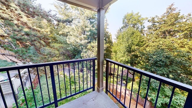 Building Photo - West Linn - Linnwood Heights, Stylish Condo, Gym, Pool & Hot Tub / Cable, W,S,G Included In The Rent