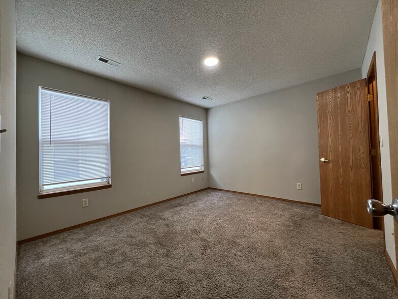 Master bedroom accommodates king size bed - 2414 E Conquest St