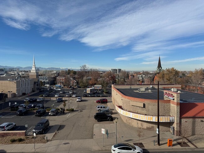 Building Photo - Great townhome, amazing views!