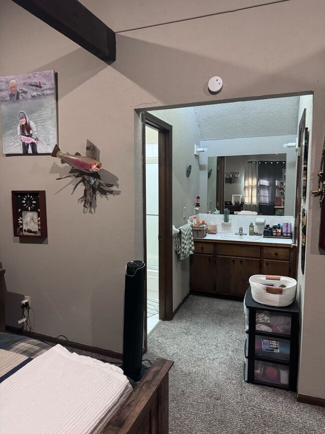 Building Photo - Spacious All Electric Townhome Near Downtown Independence