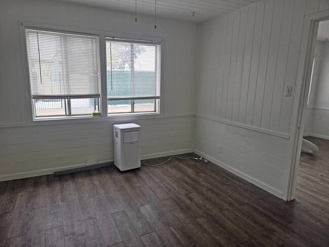 Building Photo - 1150 E San Joaquin Ave