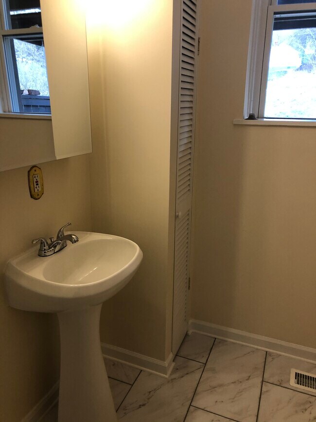 Building Photo - 812 Marshall St