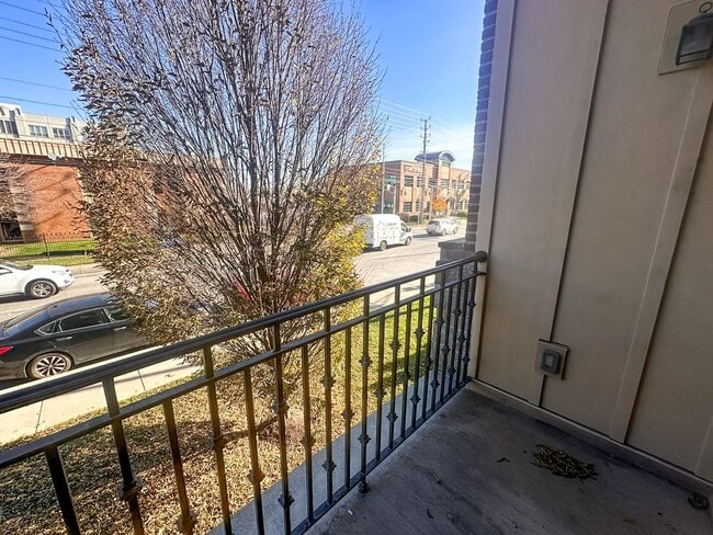 Building Photo - 450 E Ohio Unit 117