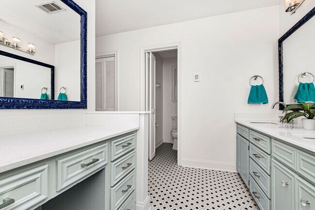 Building Photo - 4204 Pine Park Dr