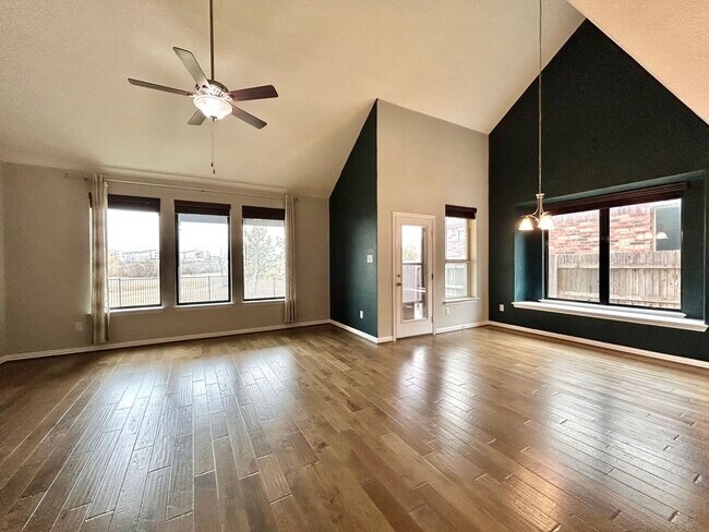 Building Photo - Bright & Beautiful 4 Bed, 3.5 Bath Home with Room for Everyone