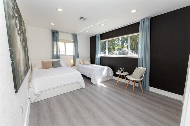 Building Photo - 475 NE 142nd St