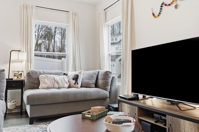 Building Photo - 17 Saltford Ln