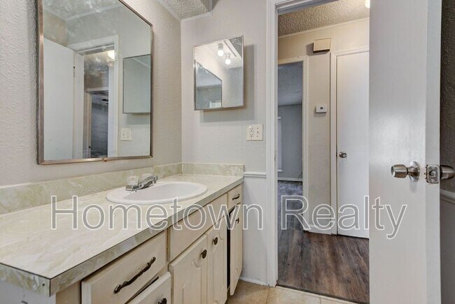 Building Photo - 208 W Shadywood Dr