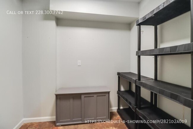 Building Photo - 647 Ridge Dr