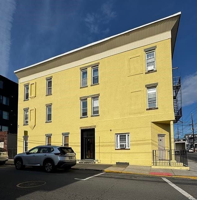Building Photo - 401 70th St