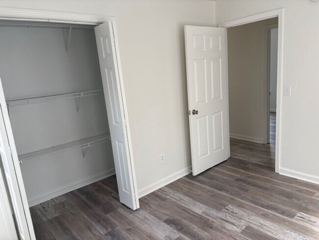 Building Photo - 203 Lake Forest Dr