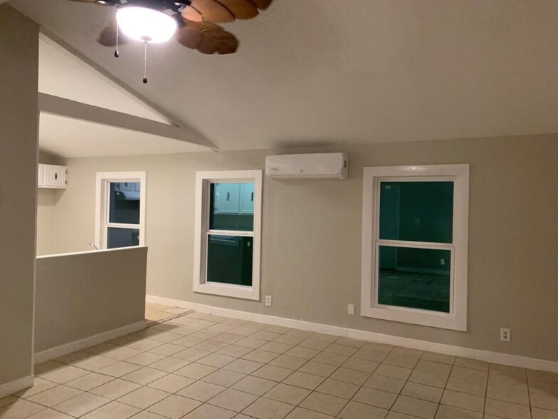 Building Photo - 109 E Venus Ln
