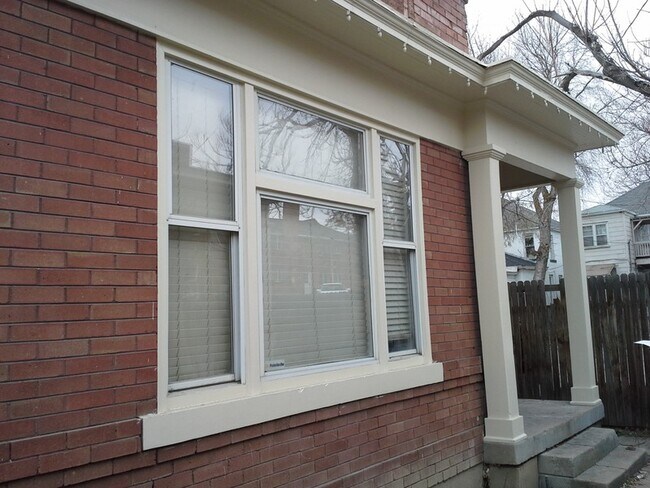 Building Photo - 320 S Reeves Ter