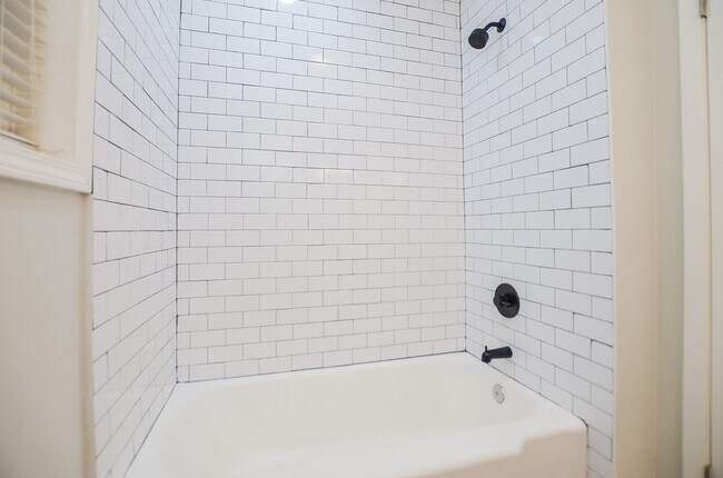 Building Photo - 1613 Mulcahy St